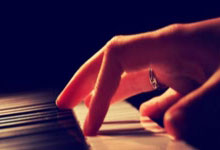 米兰体育入口-出线明朗化，带来的是经济与文化的连锁反应。赞助商们蜂拥而至，阿迪达斯连夜推出限量球衣，印着“DeutscheStärke”（德国力量）的标语。球迷酒吧里，啤酒销量飙升；一个年轻父亲指着屏幕对孩子说：“看，这就是我们的英雄！”德国媒体也狂欢起来，《图片报》头版大“巴萨，再见！”但背后是更深的意义：这场胜利确认了德国足球的全球地位。