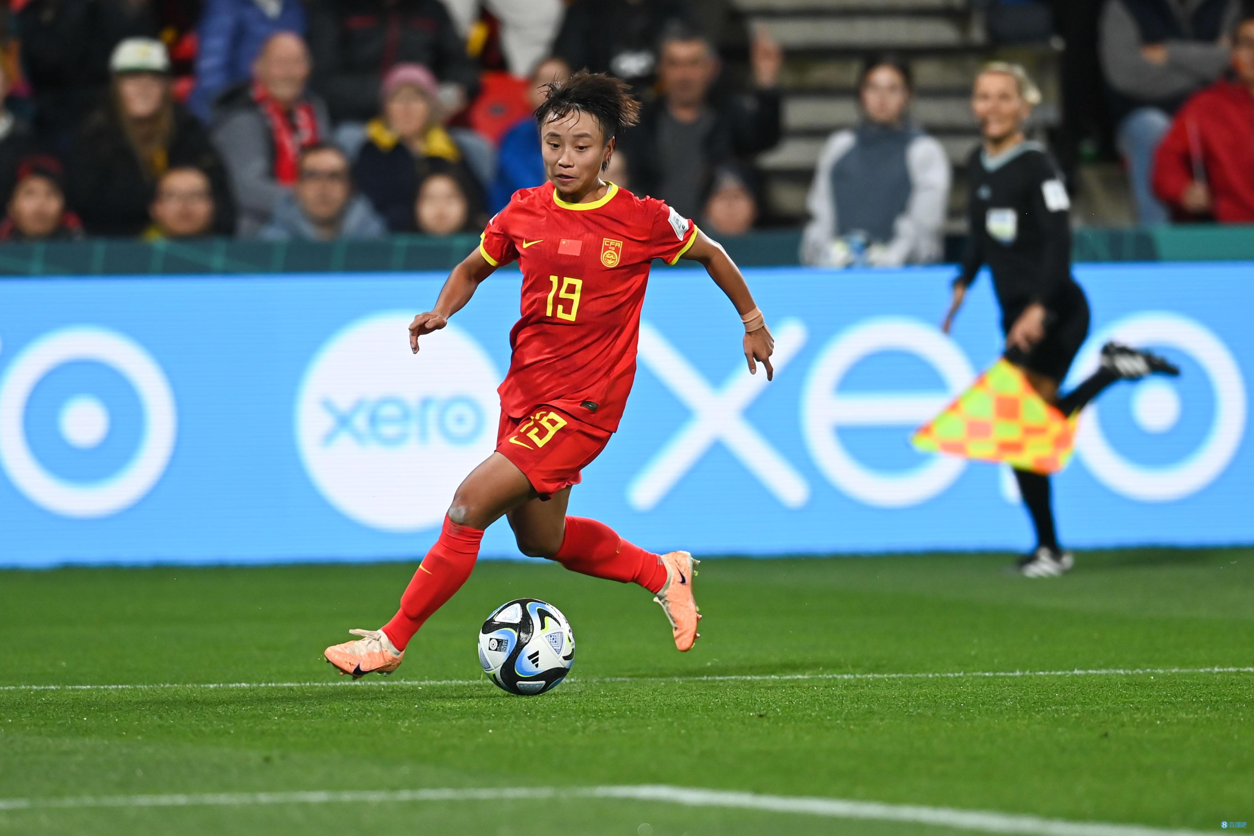 女子足球联赛选手场上表现出众受到好评