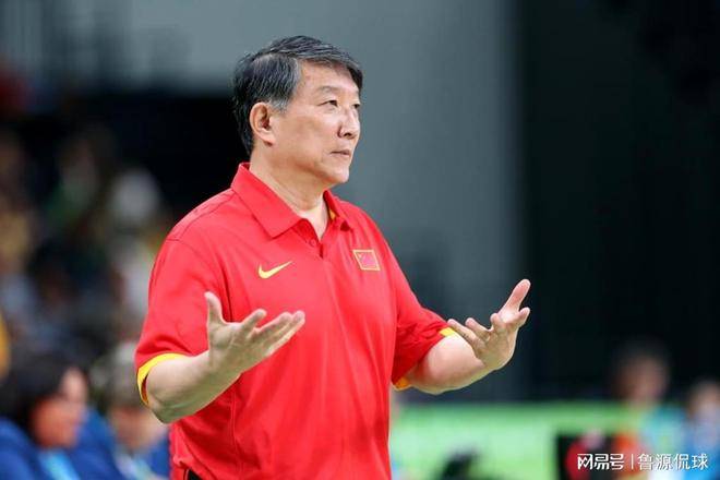 主教练精心部署战术，助力球队奋战赛场