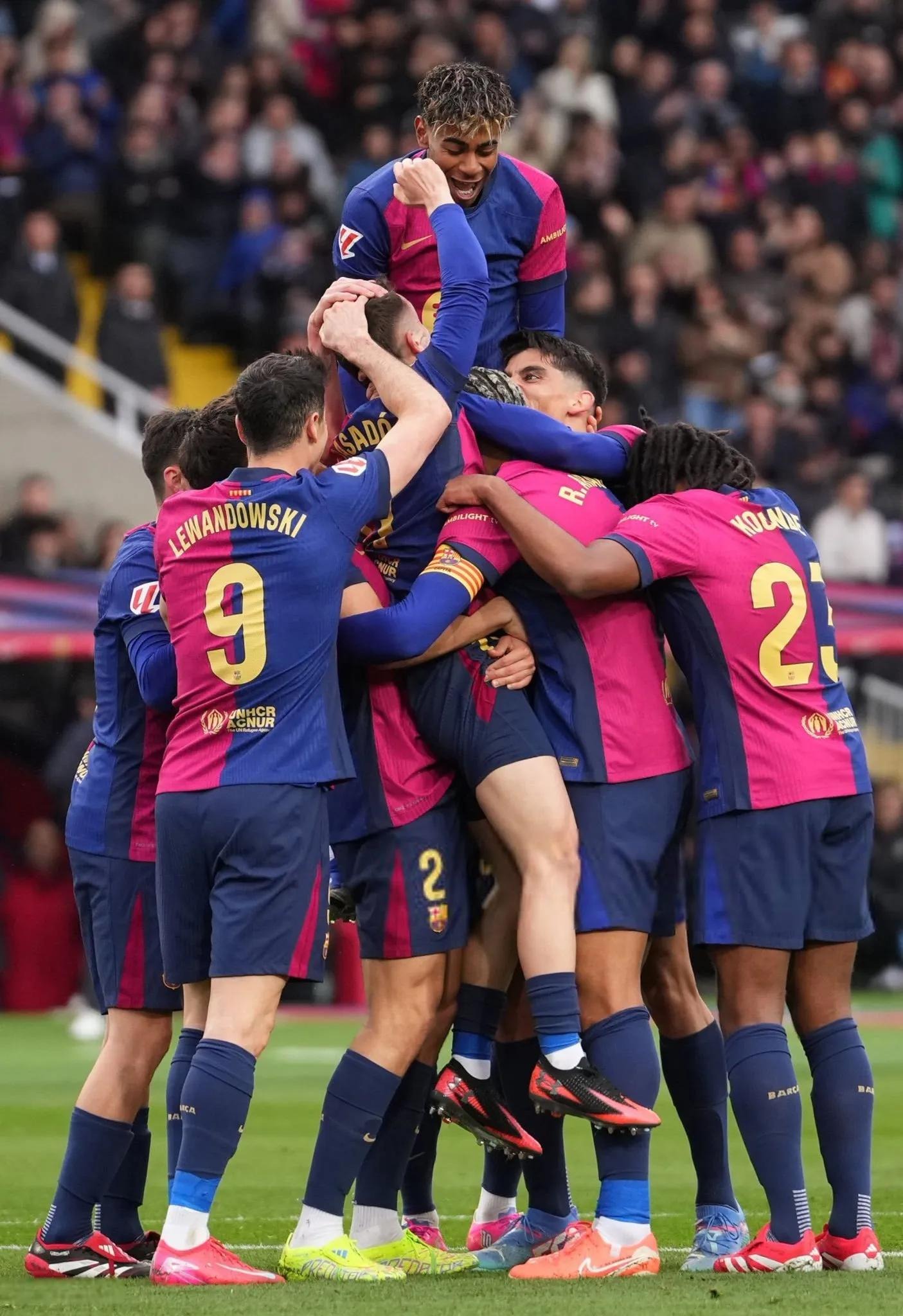 包含巴萨浴火重生豪强再度攀上西甲榜首位置的词条