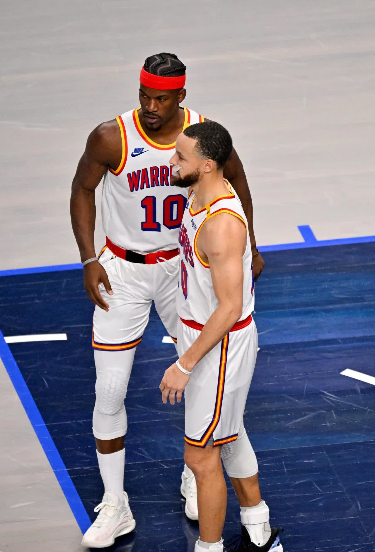 黄蜂轻取立陶宛男篮，布克完成帽子戏法