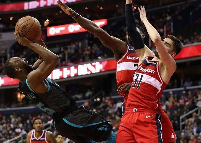 火箭客场逆转黄蜂结束两连败